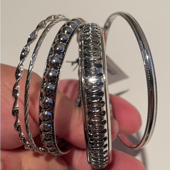 GUESS Textured 5 Pcs Bracelet Set - Picture 5 of 8